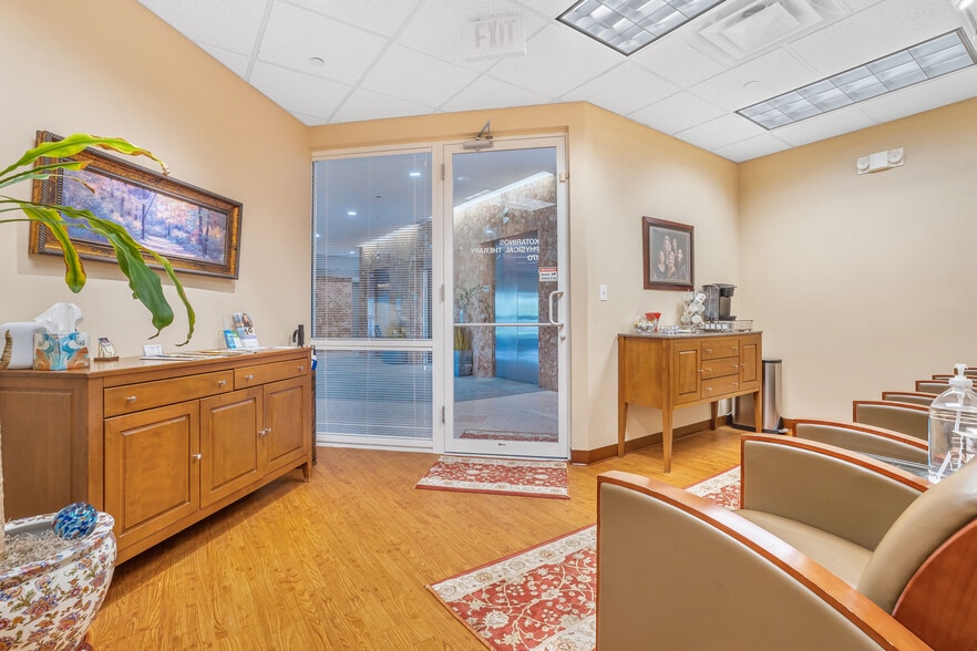 More Photos Of 1 TransAm Plaza Dr, Oakbrook Terrace Office For Sale