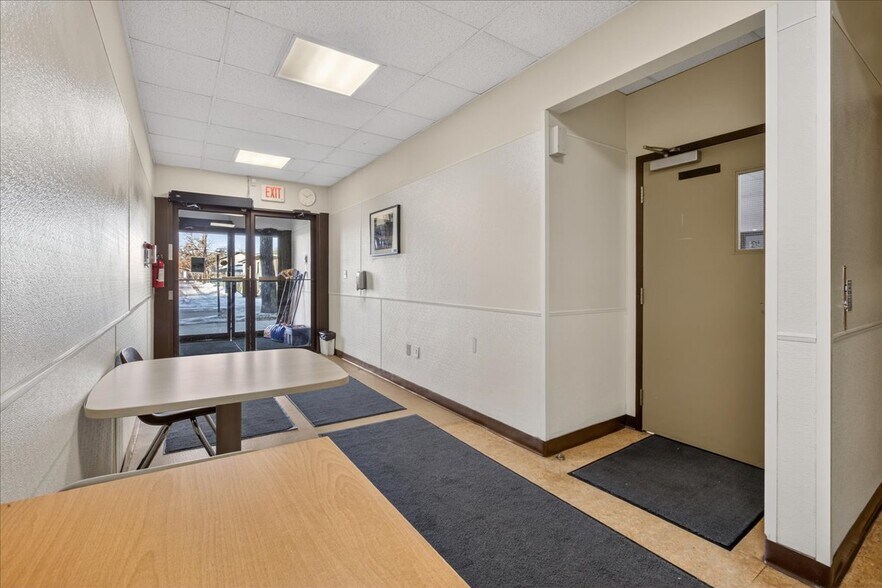 More Photos Of 11831 123 St NW, Edmonton Office For Sale