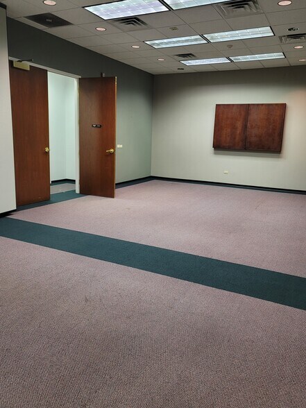 More Photos Of 15 SW Old State Capitol Plz, Springfield Office For Sale