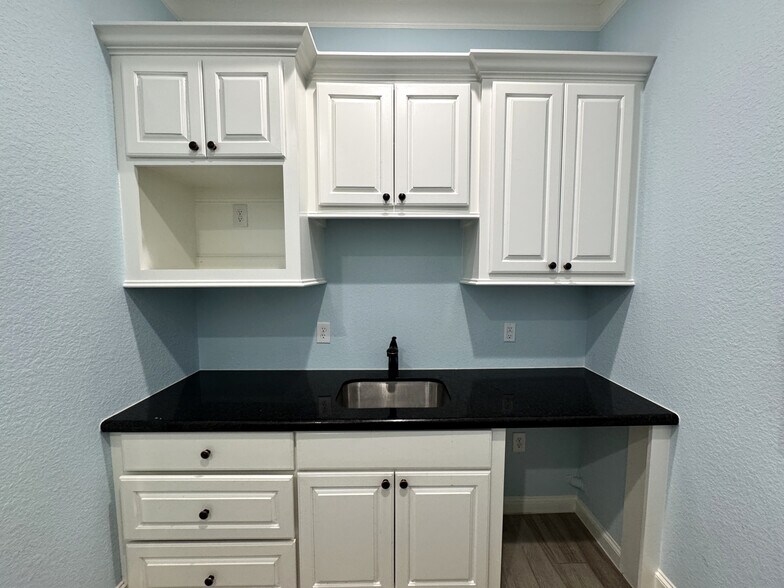 More Photos Of 12254 Queenston Blvd, Houston Medical For Sale