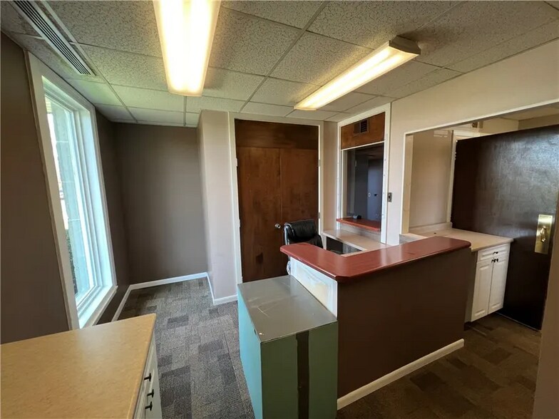 More Photos Of 909 N Logan Ave, Danville Medical For Sale