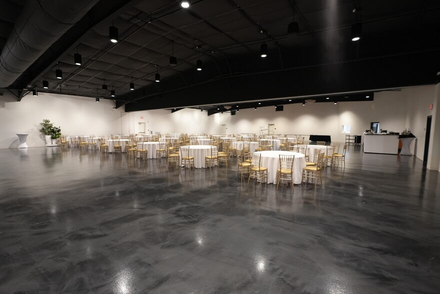 More Photos Of 2631 Highway 41A Byp, Clarksville Department Store For Lease