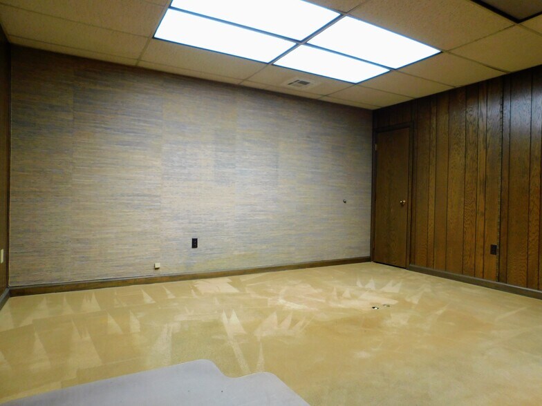 More Photos Of 720 SW F Ave, Lawton Manufacturing For Sale