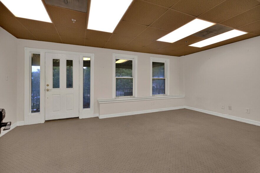 More Photos Of 139 E Hopkins St, San Marcos Bar For Sale