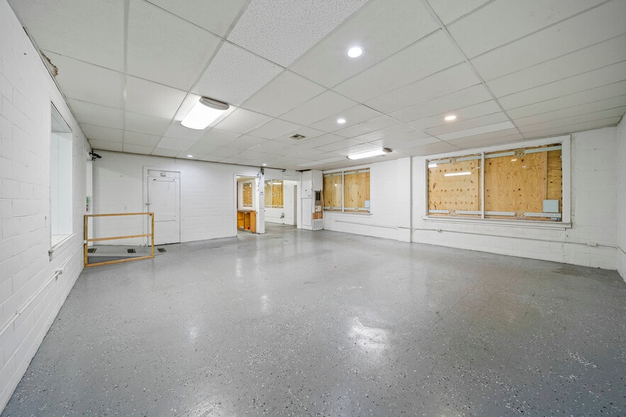 More Photos Of 4702 E 11th St, Tulsa Freestanding For Lease