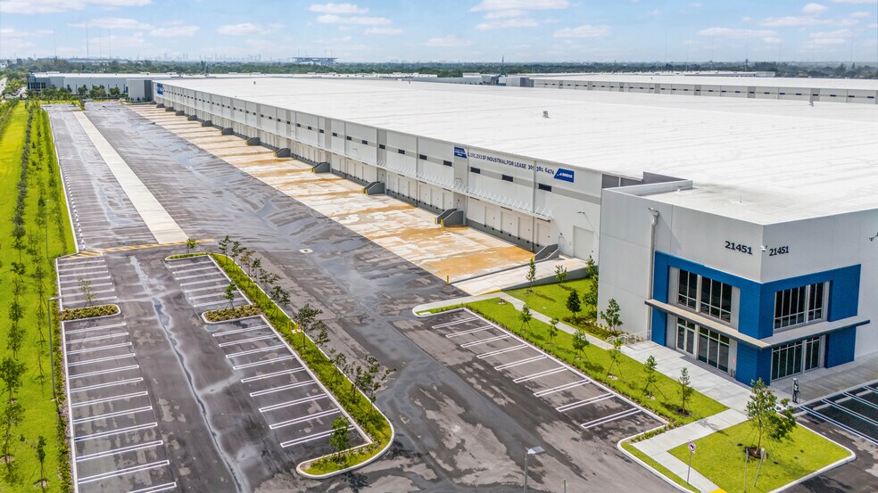 More Photos Of 21301 NW 47th Ave, Miami Gardens Warehouse For Lease