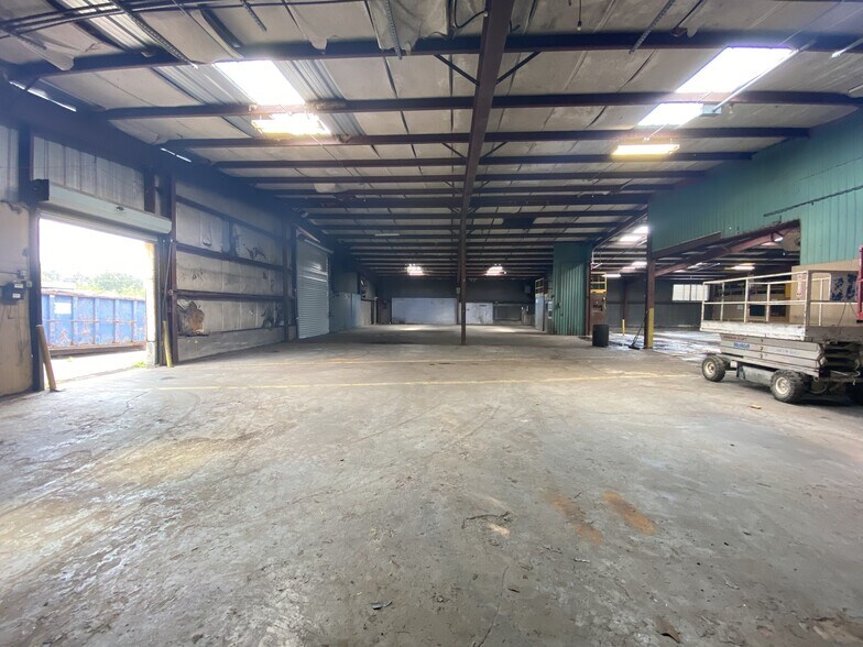 More Photos Of 410 Washington St, Cantonment Manufacturing For Lease
