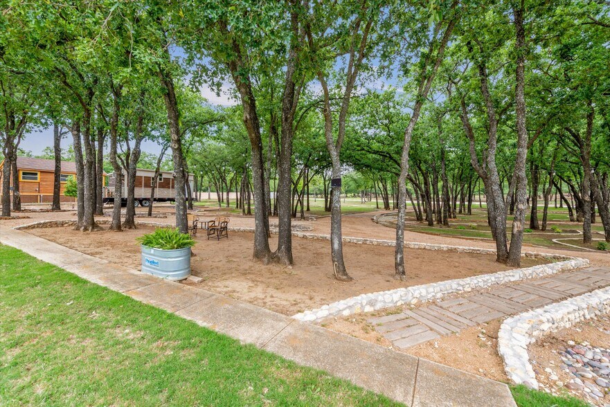 More Photos Of 1000 County Road 904, Joshua Golf Course Driving Range For Sale