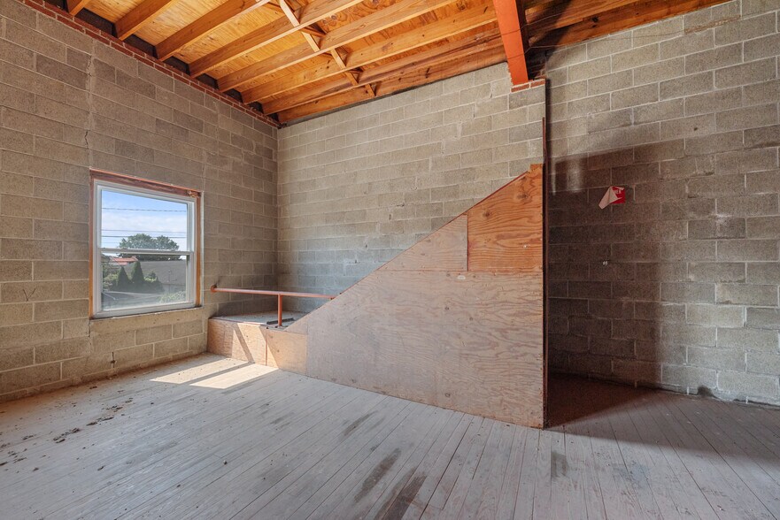 More Photos Of 240 3rd Ave, Gallipolis Flex For Sale