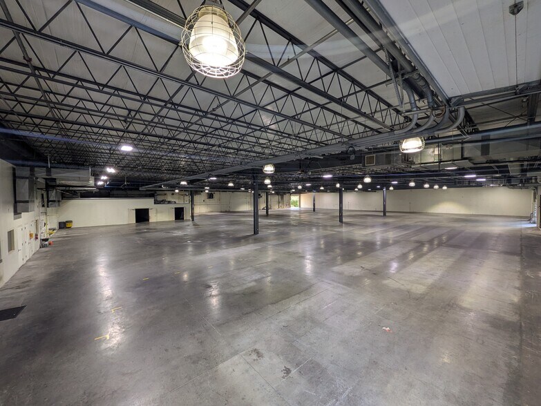 More Photos Of 16160 Performance Way, Naples Warehouse For Lease