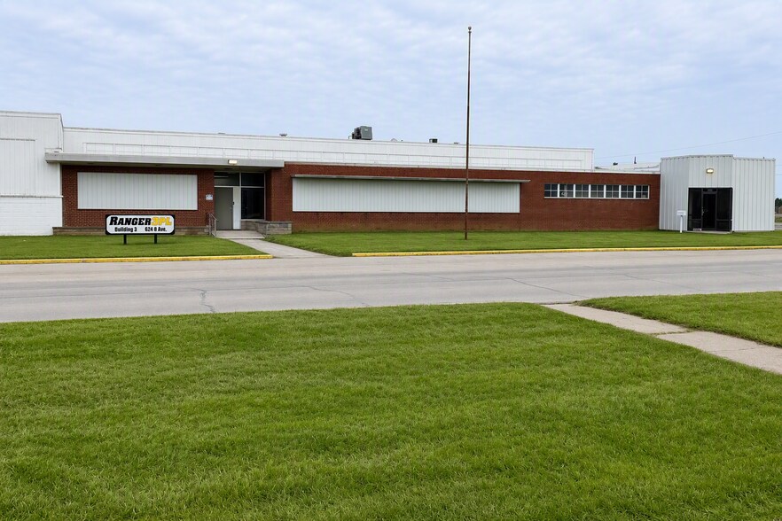 More Photos Of 624 B Ave E, Seymour Warehouse For Lease