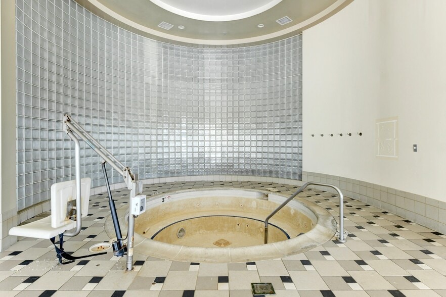 More Photos Of 4340 Lincoln Hwy, Matteson Health Club For Sale