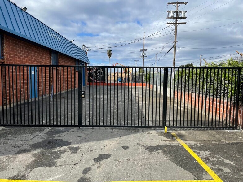 More Photos Of 11070 Fleetwood St, Sun Valley Warehouse For Lease