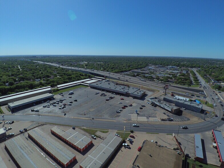 More Photos Of 5203 McCart Ave, Fort Worth Storefront For Lease