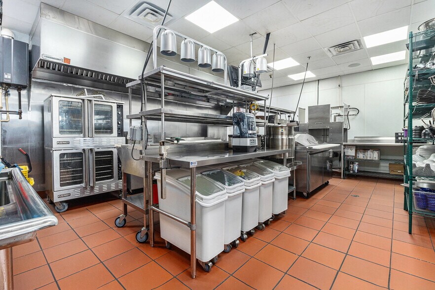 More Photos Of 1105 Main St, Forest Park Freestanding For Lease