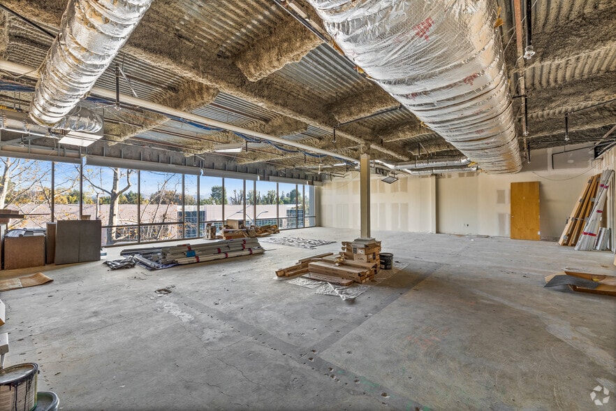 More Photos Of 2625 Townsgate Rd, Westlake Village Office For Lease