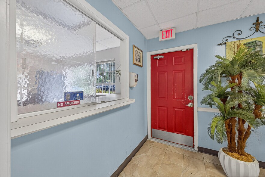 More Photos Of 1500 N Pace Blvd, Pensacola Freestanding For Sale