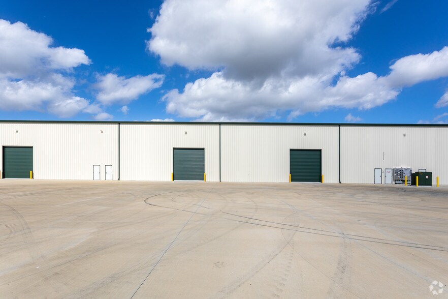 More Photos Of 16140 Lee Rd, Fort Myers Manufacturing For Lease