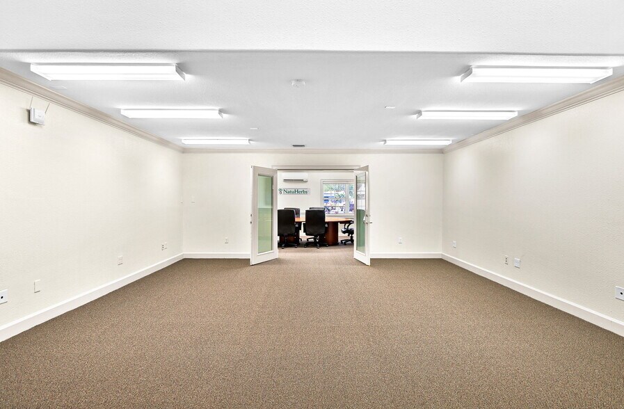 More Photos Of 525 8th St W, Bradenton Office For Sale