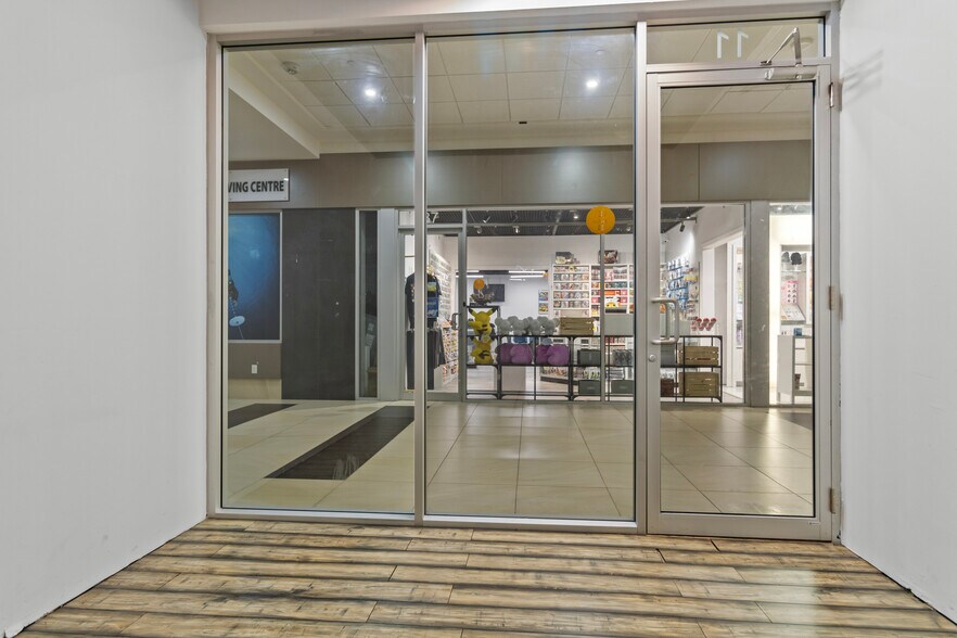 More Photos Of 384 Yonge St, Toronto Apartments For Sale