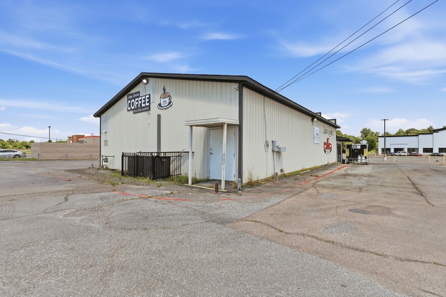 More Photos Of 215 Shannon Rd E, Sulphur Springs Freestanding For Sale