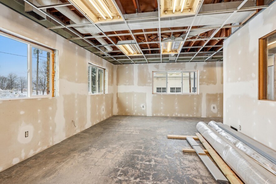 More Photos Of 1010 N Ashland Ave, Green Bay Flex For Sale