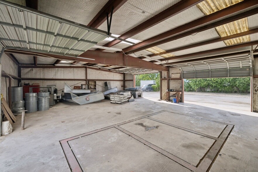 More Photos Of 100 Pecan Dr, Schertz Service For Sale