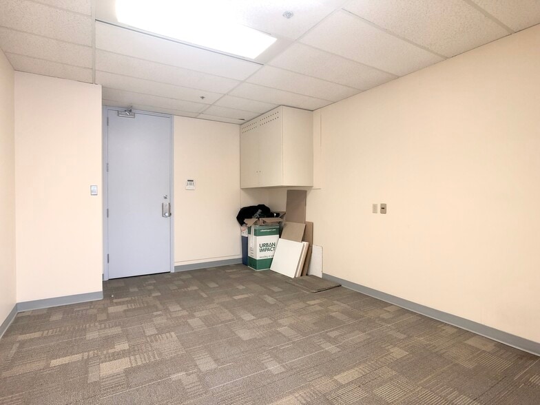 More Photos Of 5811 Cooney Rd, Richmond Office For Lease