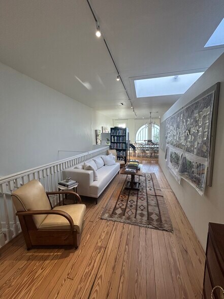More Photos Of 302 King St, Charleston Storefront Retail Office For Lease