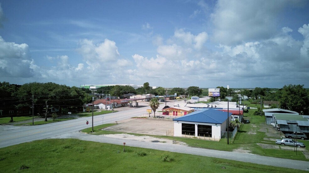 More Photos Of 8799 State Highway 35 N, Van Vleck Convenience Store For Sale