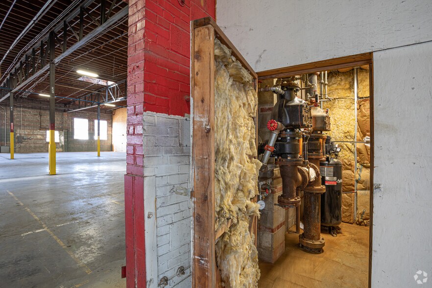 More Photos Of 88-92 Sunshine Rd, Kansas City Distribution For Lease