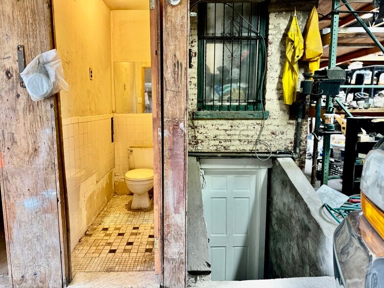 More Photos Of 9115 188th St, Hollis Flex For Sale