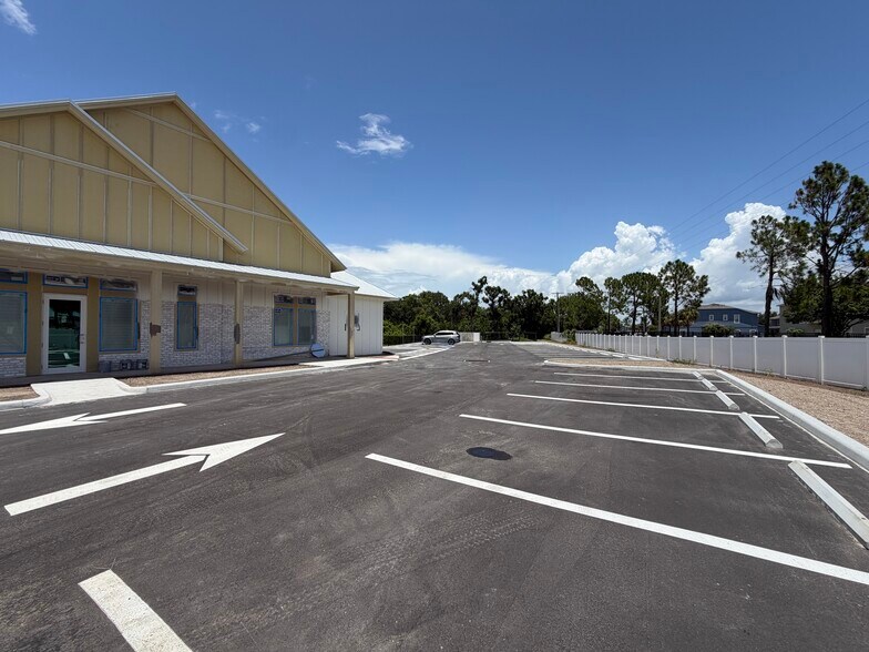 More Photos Of 6642 Big Bend Rd, Gibsonton Office For Lease