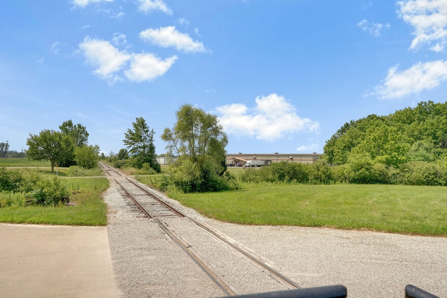 More Photos Of 400 Great Lakes Pky, Bellevue Warehouse For Sale