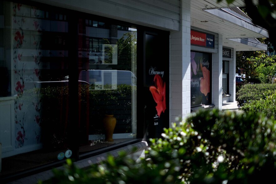 More Photos Of 5755 Cowrie St, Sechelt Storefront For Lease