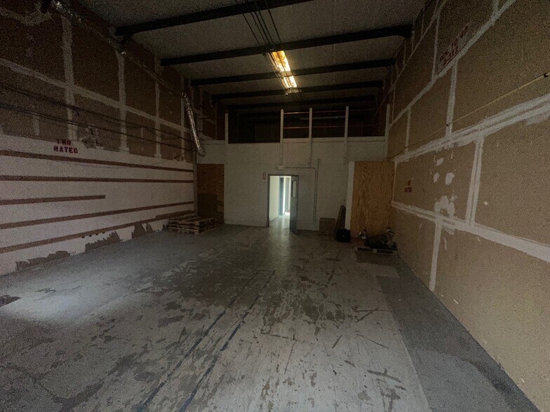 More Photos Of 10592 Balmoral Cir E, Jacksonville Showroom For Sale