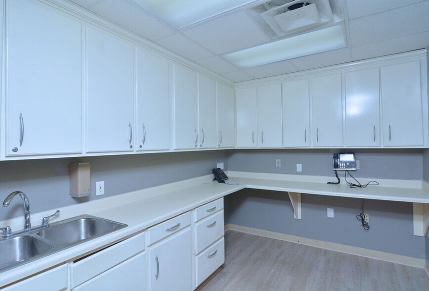 More Photos Of 803 N Jackson St, Albany Office For Lease
