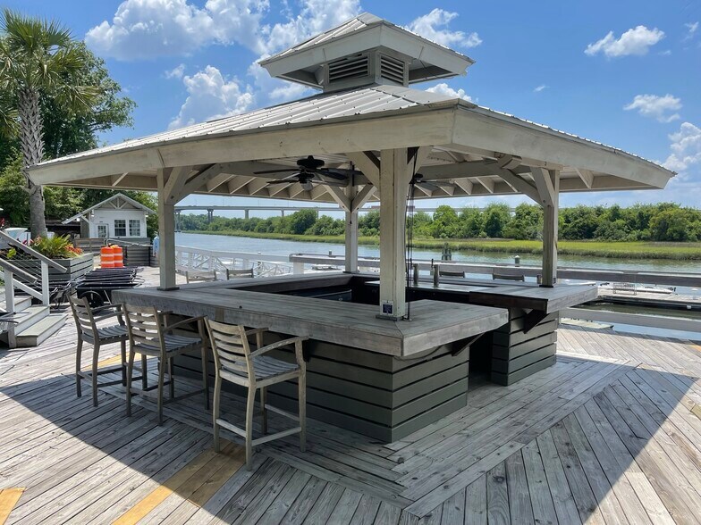 More Photos Of 670 Marina Dr, Charleston Office For Lease