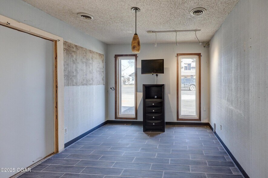 More Photos Of 1221 W 7th St, Joplin Freestanding For Sale