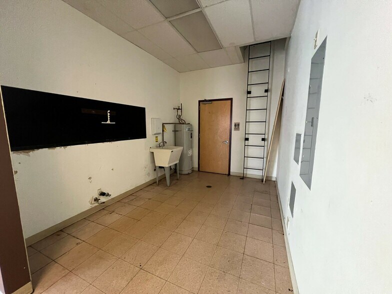 More Photos Of 2830-2858 NE Sandy Blvd, Portland Freestanding For Lease