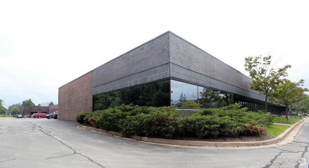 More Photos Of 20875 Crossroads Cir, Waukesha Office For Lease