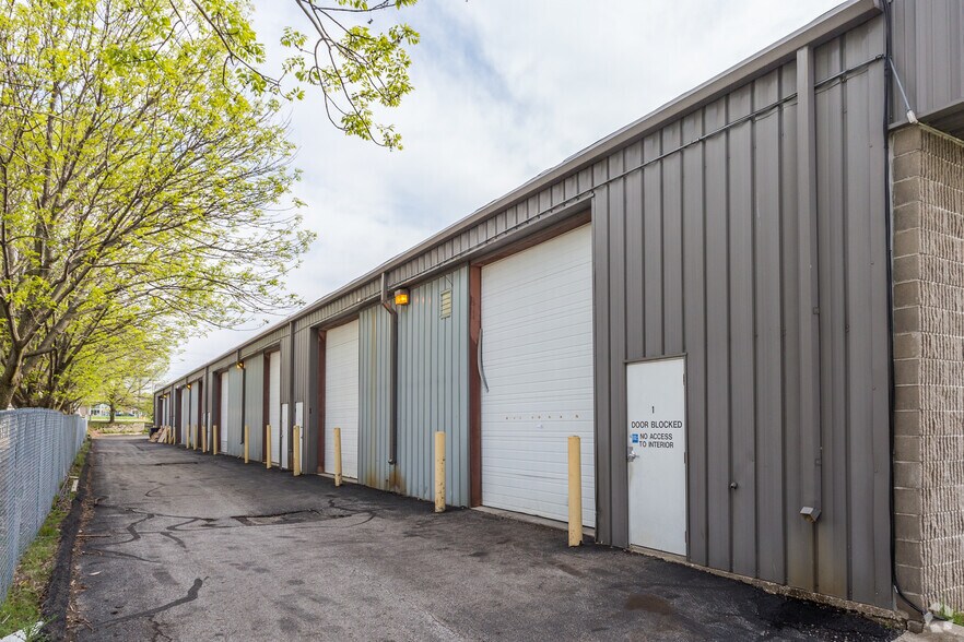 More Photos Of 10095 Hickman Ct, Clive Showroom For Lease