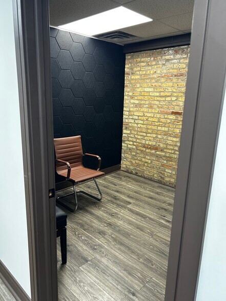 More Photos Of 4042-4044 N Elston Ave, Chicago Storefront Retail Office For Lease