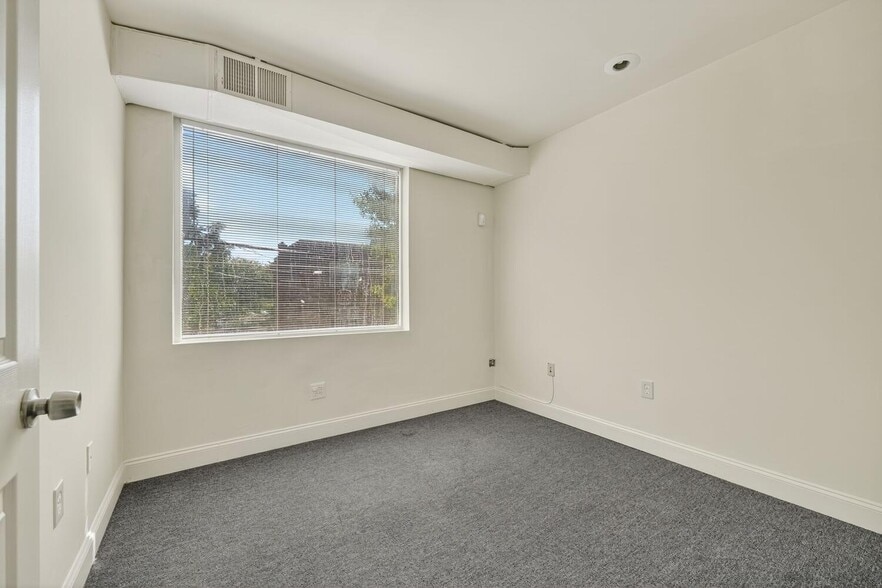 More Photos Of 606 Raleigh Pl SE, Washington Flex For Sale