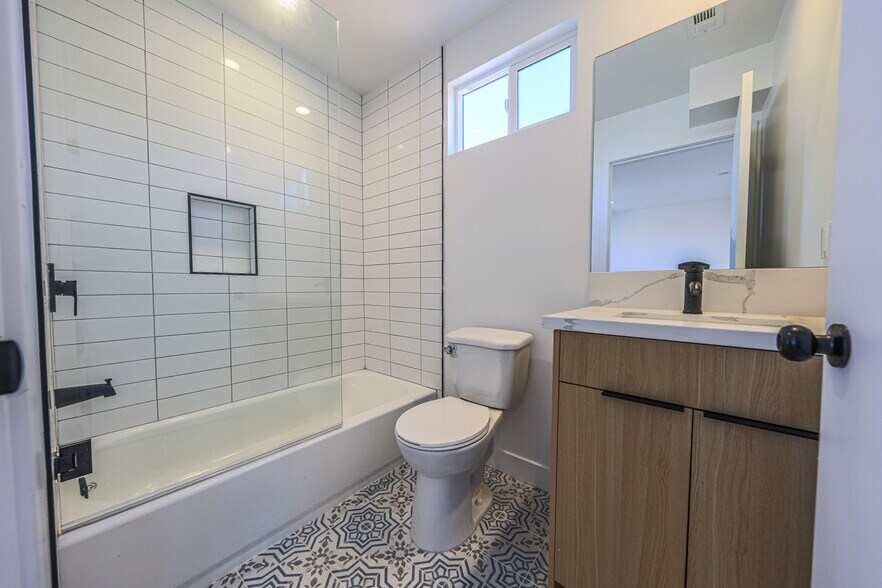 More Photos Of 2010 S Dunsmuir Ave, Los Angeles Multifamily For Sale