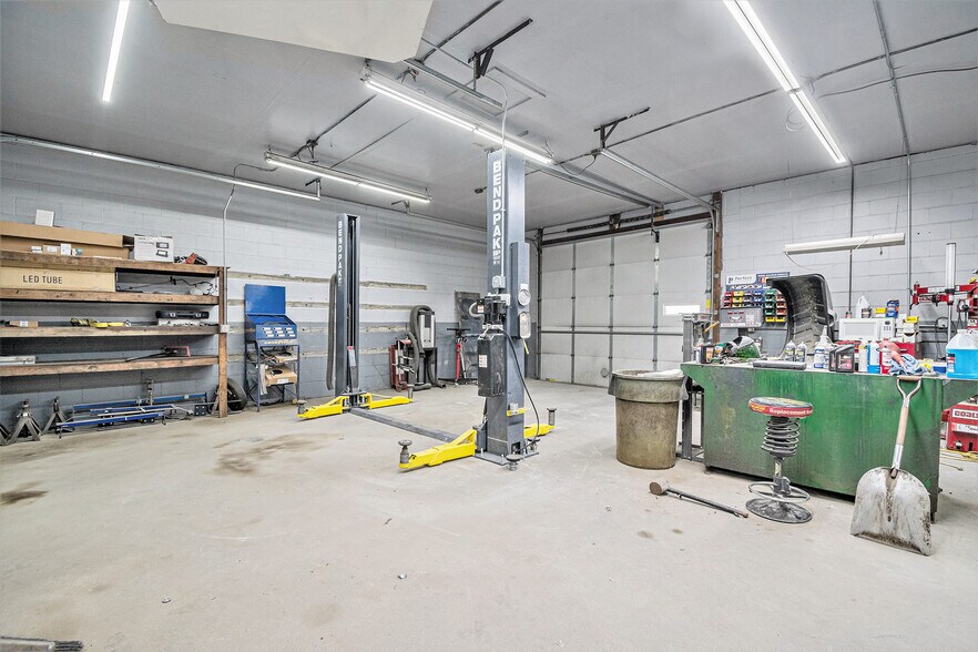 More Photos Of 1023 N 16th St, Council Bluffs Auto Repair For Sale