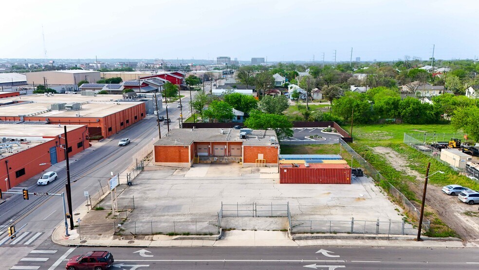 More Photos Of 1403 E Houston St, San Antonio Flex For Lease