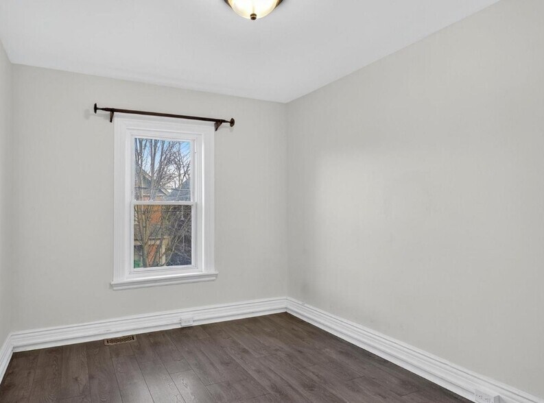 More Photos Of 271 Thomas St, Peterborough Apartments For Sale