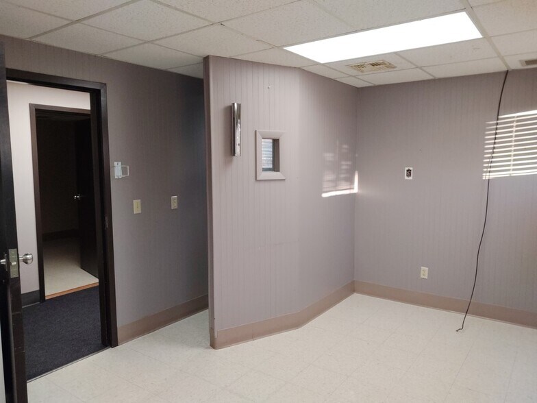 More Photos Of 5727 Strathmoor Dr, Rockford Medical For Sale