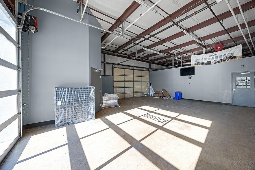 More Photos Of 3301 Eastend Ave, Humboldt Auto Dealership For Sale